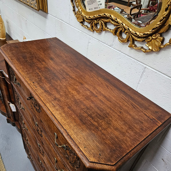 Stunning French Provincial oak chest of drawers with five drawers. This piece is in great original condition. Please see the photos as they form part of the description.