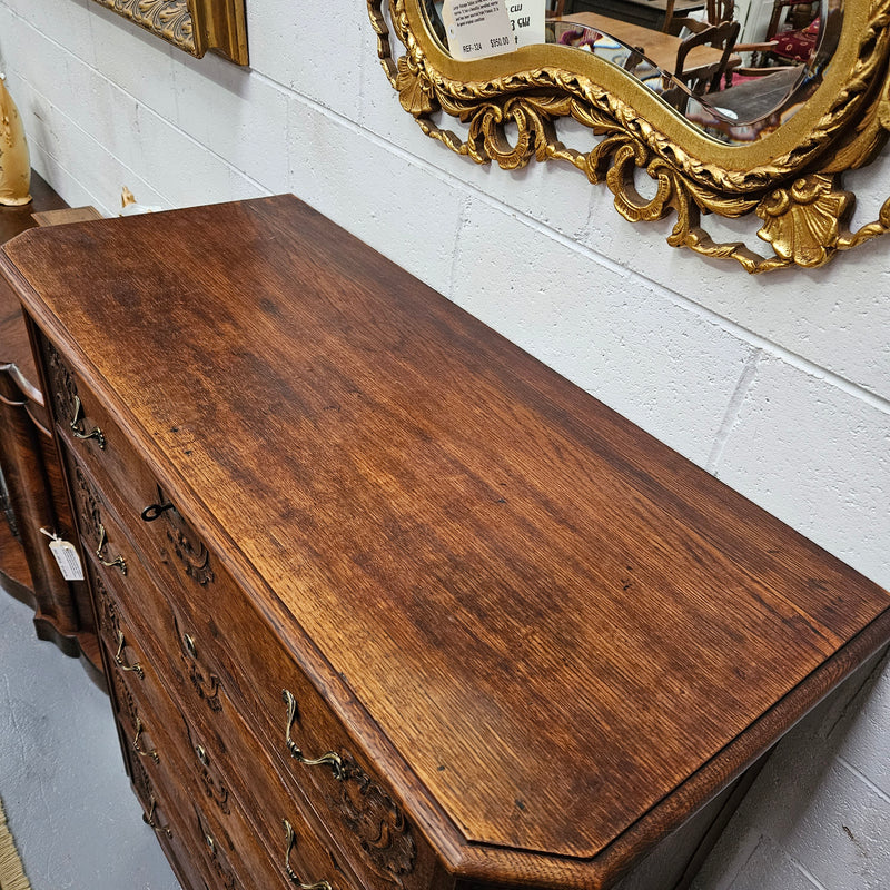 Stunning French Provincial oak chest of drawers with five drawers. This piece is in great original condition. Please see the photos as they form part of the description.