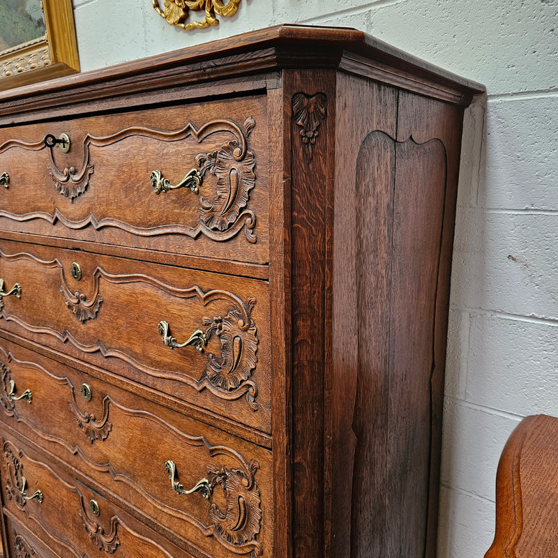 Stunning French Provincial oak chest of drawers with five drawers. This piece is in great original condition. Please see the photos as they form part of the description.