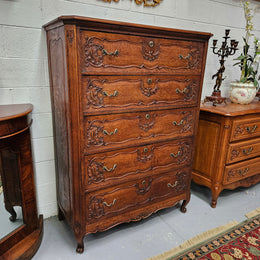 Stunning French Provincial oak chest of drawers with five drawers. This piece is in great original condition. Please see the photos as they form part of the description.