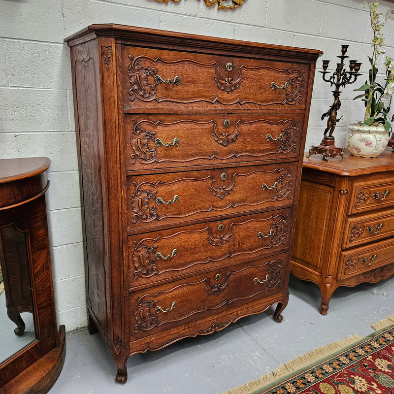 Stunning French Provincial oak chest of drawers with five drawers. This piece is in great original condition. Please see the photos as they form part of the description.