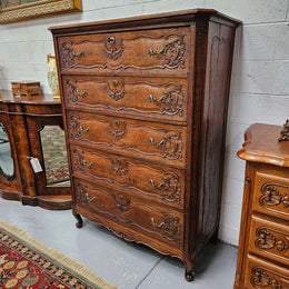 Stunning French Provincial oak chest of drawers with five drawers. This piece is in great original condition. Please see the photos as they form part of the description.