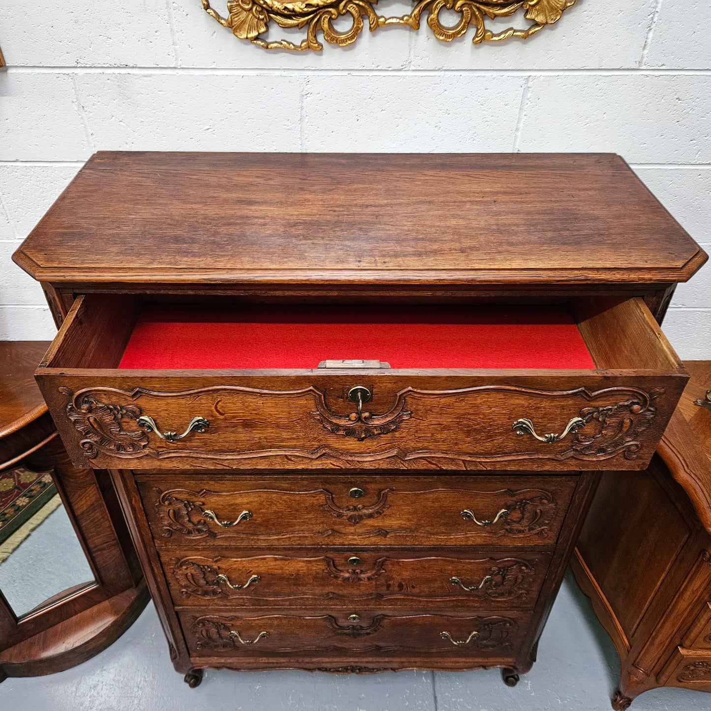 Stunning French Provincial oak chest of drawers with five drawers. This piece is in great original condition. Please see the photos as they form part of the description.