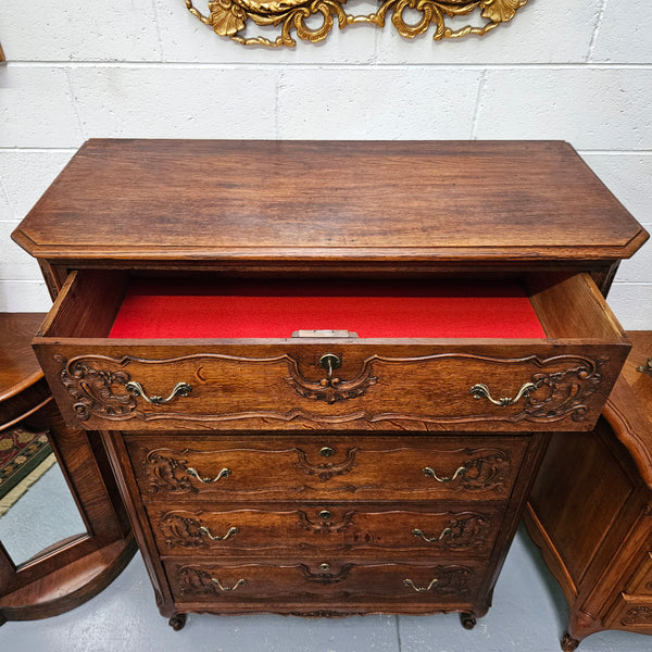 Stunning French Provincial oak chest of drawers with five drawers. This piece is in great original condition. Please see the photos as they form part of the description.
