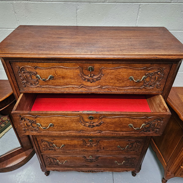 Stunning French Provincial oak chest of drawers with five drawers. This piece is in great original condition. Please see the photos as they form part of the description.