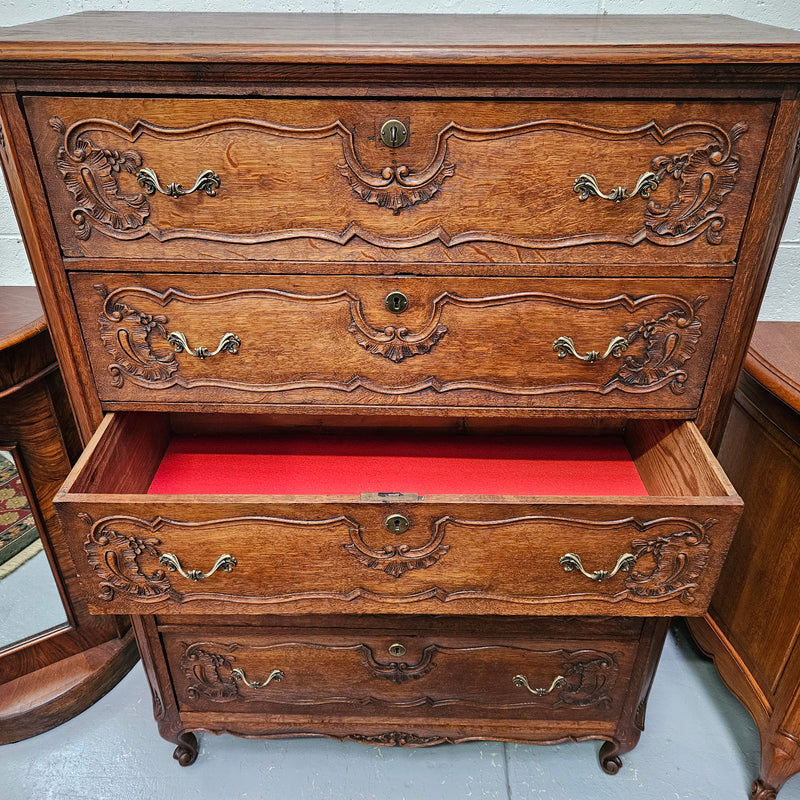 Stunning French Provincial oak chest of drawers with five drawers. This piece is in great original condition. Please see the photos as they form part of the description.