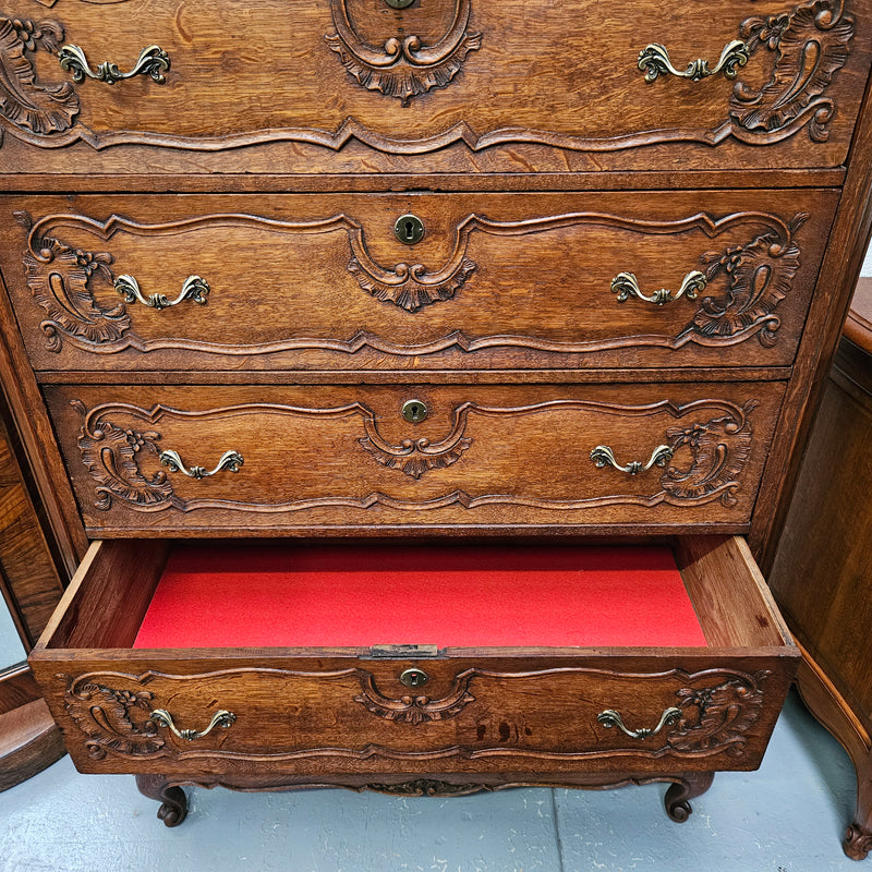 Stunning French Provincial oak chest of drawers with five drawers. This piece is in great original condition. Please see the photos as they form part of the description.