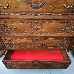 Stunning French Provincial oak chest of drawers with five drawers. This piece is in great original condition. Please see the photos as they form part of the description.