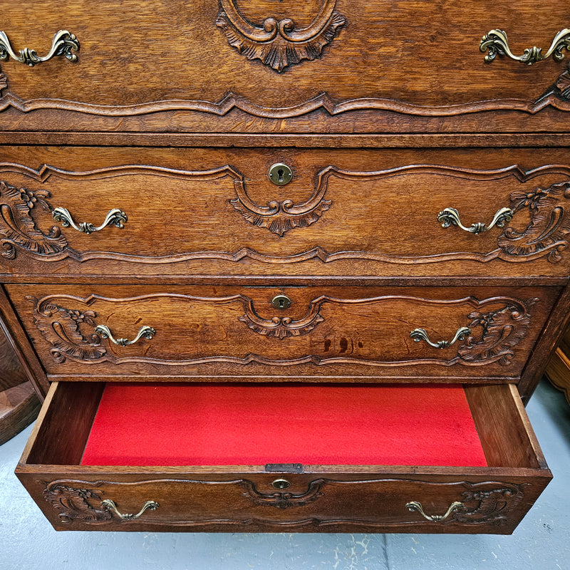 Stunning French Provincial oak chest of drawers with five drawers. This piece is in great original condition. Please see the photos as they form part of the description.