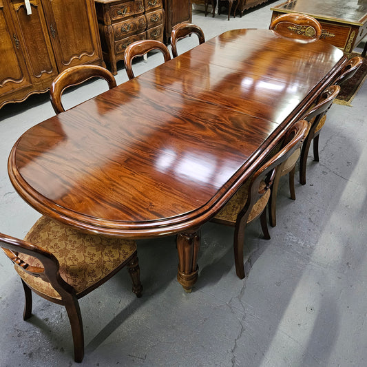 Lovely Mahogany reproduction extension table with one extension leaf, extended length is 265 cm . Comfortably sits 8 people. This table includes 8 dining chairs, please note one chair has some sun fading. This table is in good original condition. Please see photos as it forms part of the description.
