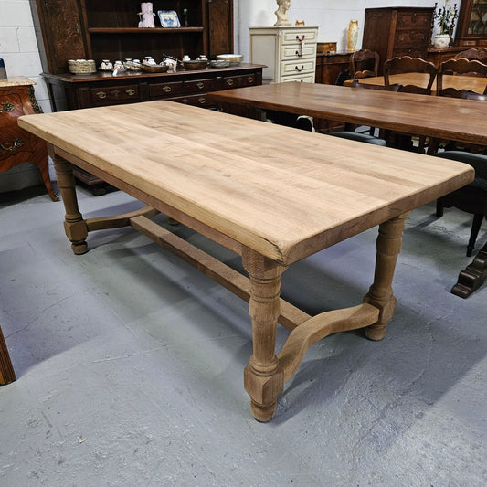 Stunning raw French farmhouse table in great original condition. This table can comfortably sit 8 people. Please see photos as it form part of the description. 