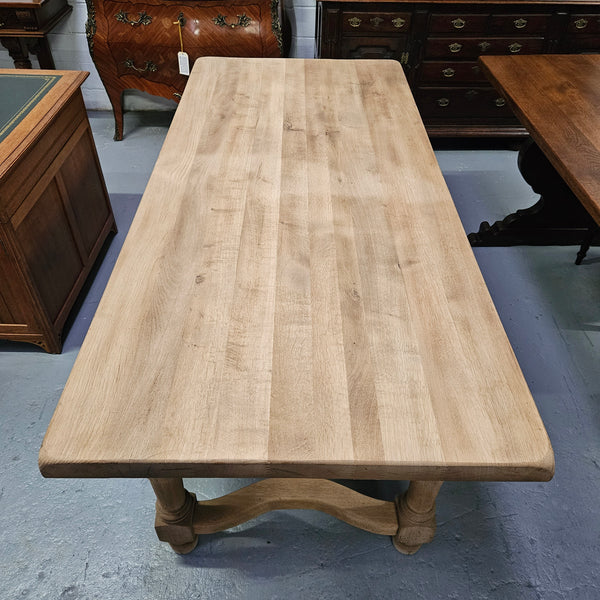 Stunning raw French farmhouse table in great original condition. This table can comfortably sit 8 people. Please see photos as it form part of the description. 