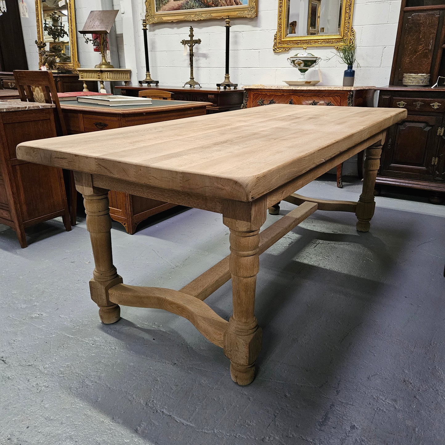 Stunning raw French farmhouse table in great original condition. This table can comfortably sit 8 people. Please see photos as it form part of the description. 