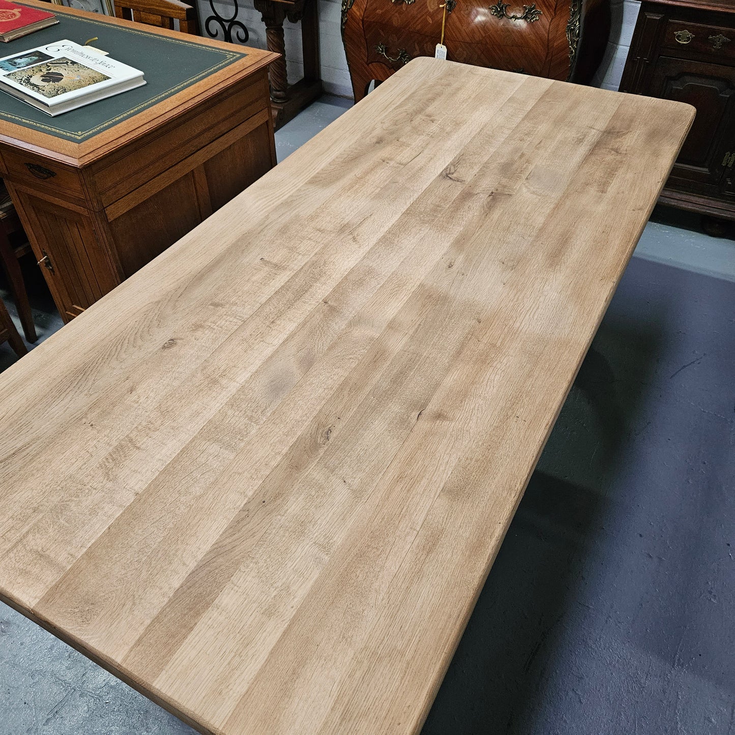 Stunning raw French farmhouse table in great original condition. This table can comfortably sit 8 people. Please see photos as it form part of the description. 