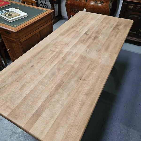 Stunning raw French farmhouse table in great original condition. This table can comfortably sit 8 people. Please see photos as it form part of the description. 