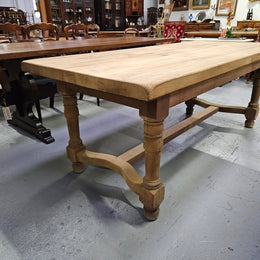 Stunning raw French farmhouse table in great original condition. This table can comfortably sit 8 people. Please see photos as it form part of the description. 