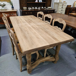 Stunning raw French farmhouse table in great original condition. This table can comfortably sit 8 people. Please see photos as it form part of the description. 