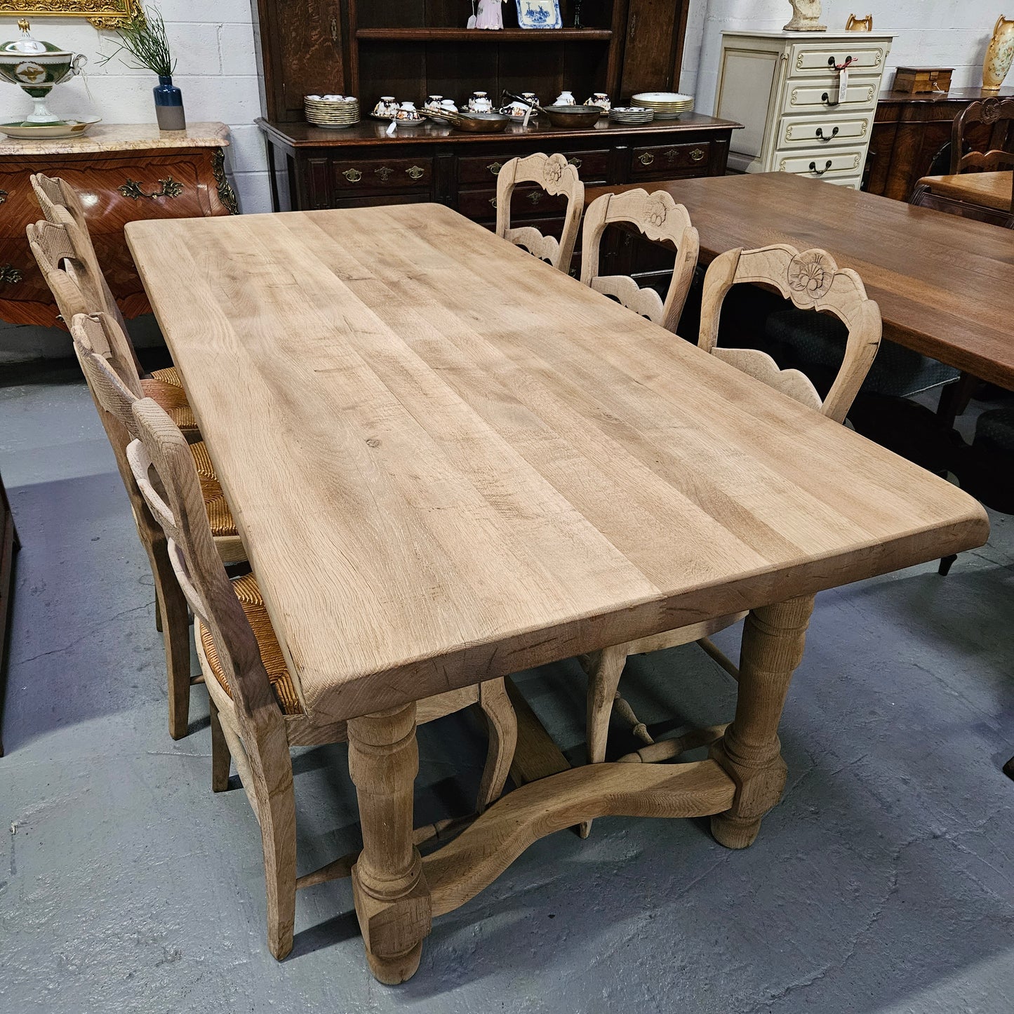 Stunning raw French farmhouse table in great original condition. This table can comfortably sit 8 people. Please see photos as it form part of the description. 