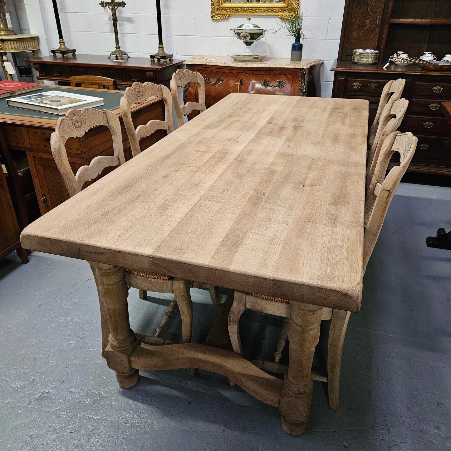 Stunning raw French farmhouse table in great original condition. This table can comfortably sit 8 people. Please see photos as it form part of the description. 
