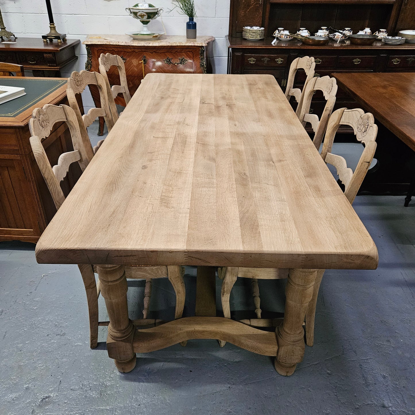 Stunning raw French farmhouse table in great original condition. This table can comfortably sit 8 people. Please see photos as it form part of the description. 