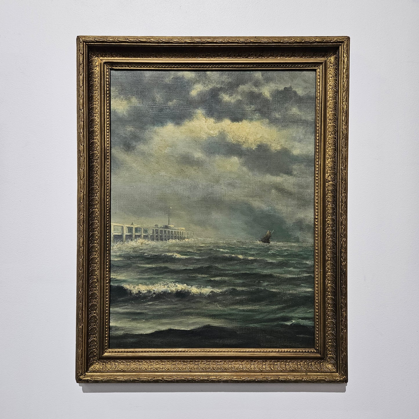 Stunning signed oil on board painting of a rough ocean scene, the painting has a gilt frame and is in great original condition. Please see photos as they form part of the description. 
