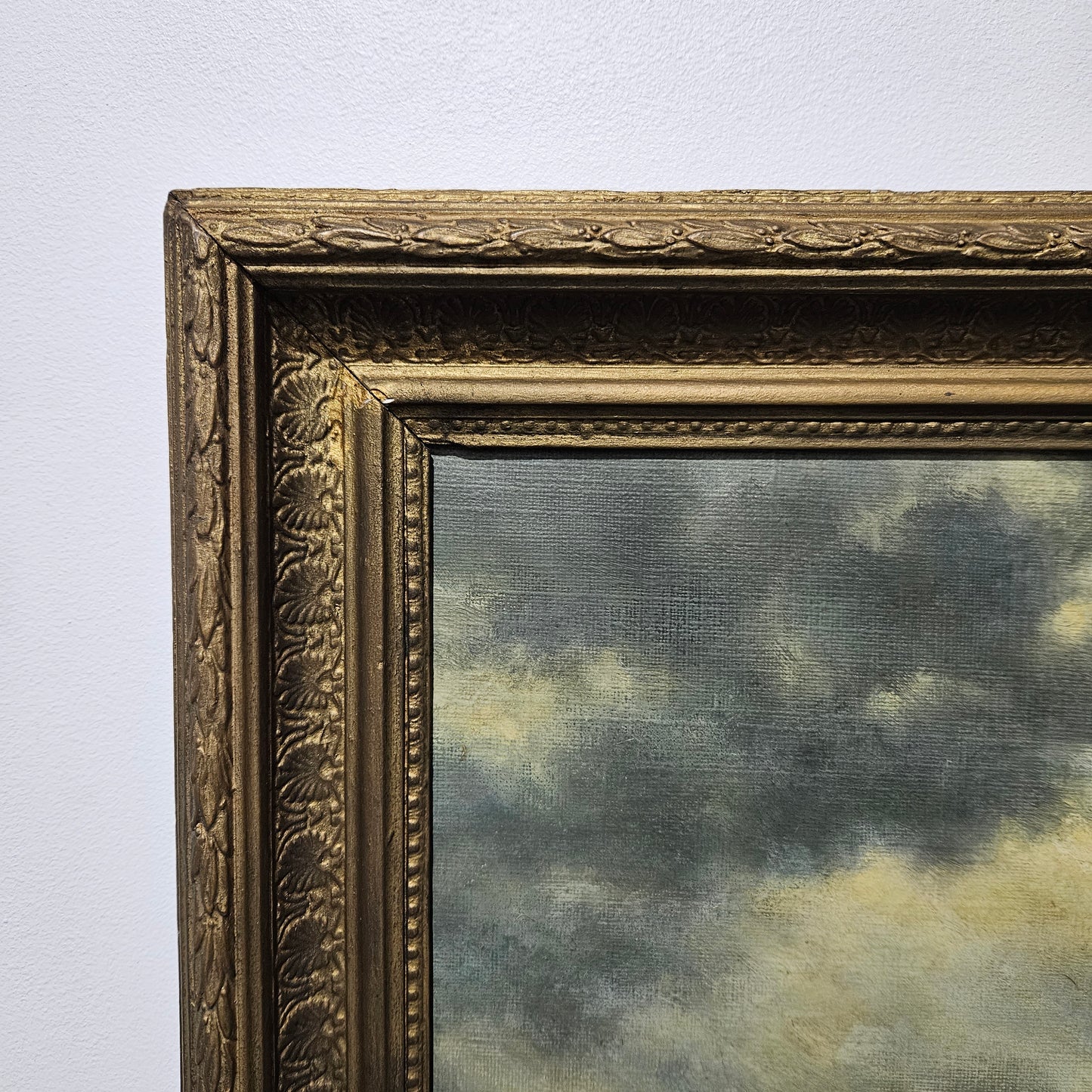 Stunning signed oil on board painting of a rough ocean scene, the painting has a gilt frame and is in great original condition. Please see photos as they form part of the description. 
