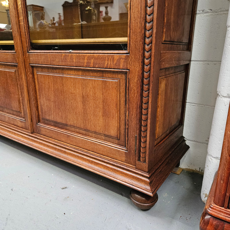 Amazing Louis XVI style two door bookcase with five shelves and beautiful carvings. It is in great original condition. Please see photos as they form part of the description