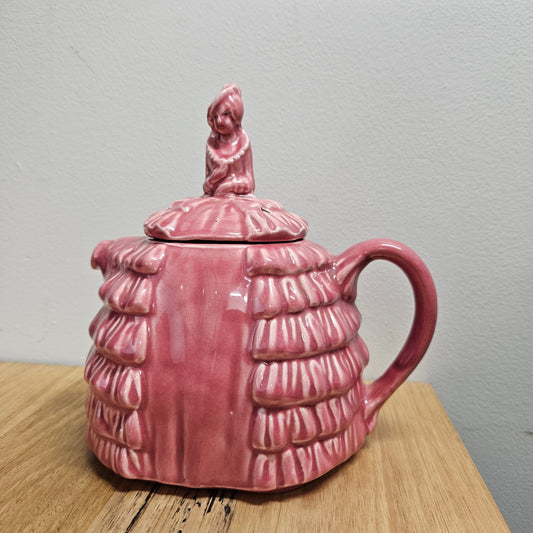 Pretty pink dainty lady English tea pot. There is a chip on the rim of lid, please see photos as they form part of the description. 