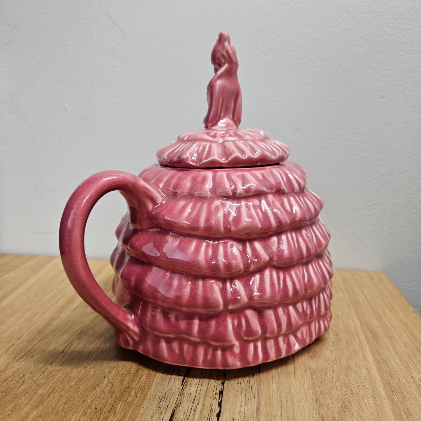 Pretty pink dainty lady English tea pot. There is a chip on the rim of lid, please see photos as they form part of the description. 
