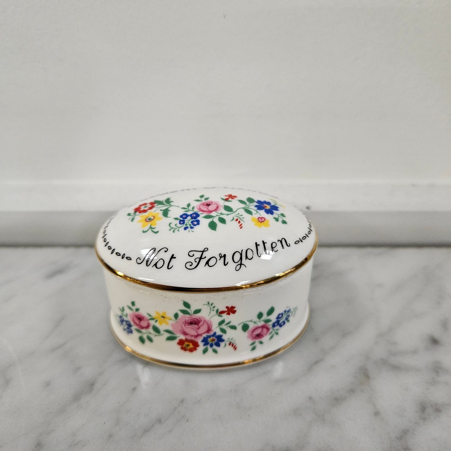 Charming floral lidded trinket box with "Absent Friends Not Forgotten" message. Please see photos as they form part of the description. 