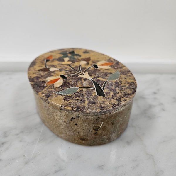 Vintage attractive inlaid soapstone trinket box. Please see photos as they form part of the description. 