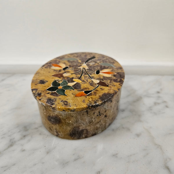 Vintage attractive inlaid soapstone trinket box. Please see photos as they form part of the description. 