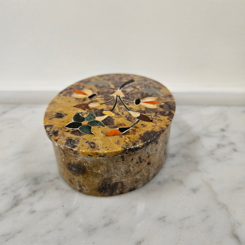 Vintage attractive inlaid soapstone trinket box. Please see photos as they form part of the description. 