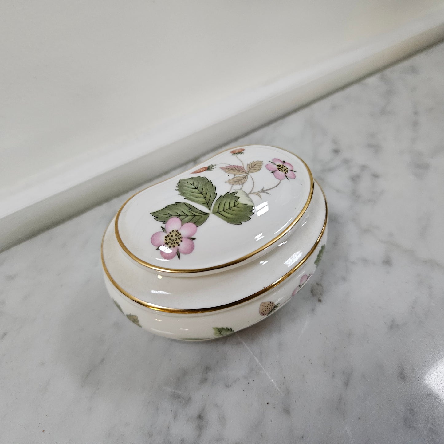 Charming Wedgwood lidded "Wild Strawberry" trinket box. In good original condition. Please see photos as they form part of the description. 