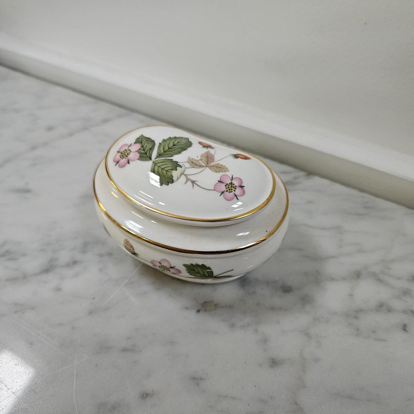 Charming Wedgwood lidded "Wild Strawberry" trinket box. In good original condition. Please see photos as they form part of the description. 