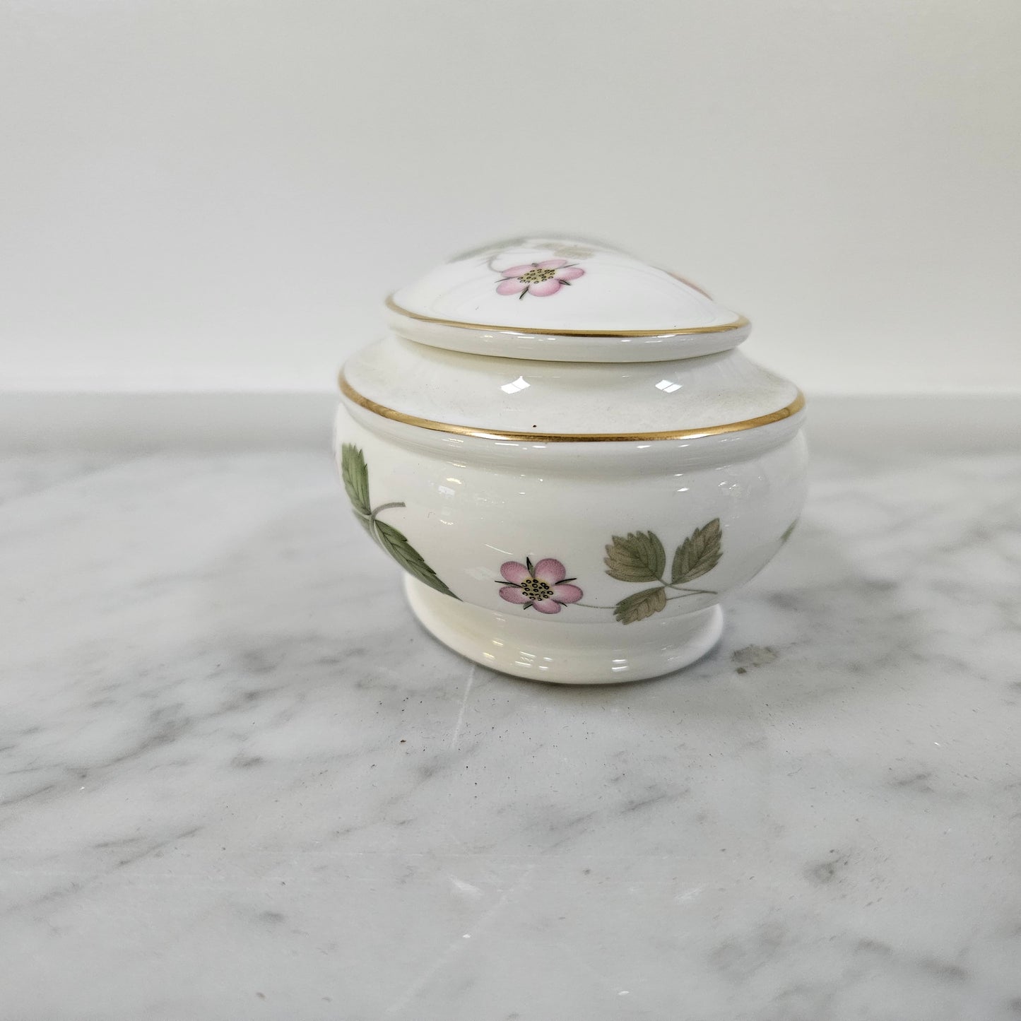 Charming Wedgwood lidded "Wild Strawberry" trinket box. In good original condition. Please see photos as they form part of the description. 
