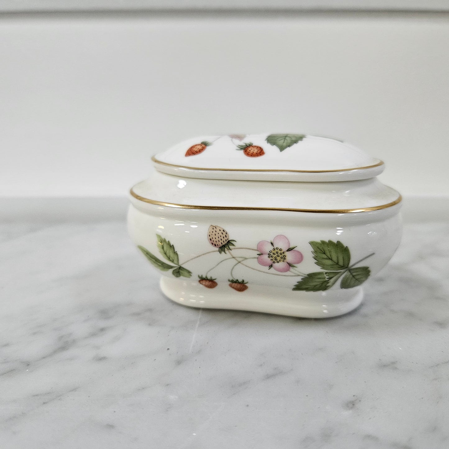 Charming Wedgwood lidded "Wild Strawberry" trinket box. In good original condition. Please see photos as they form part of the description. 