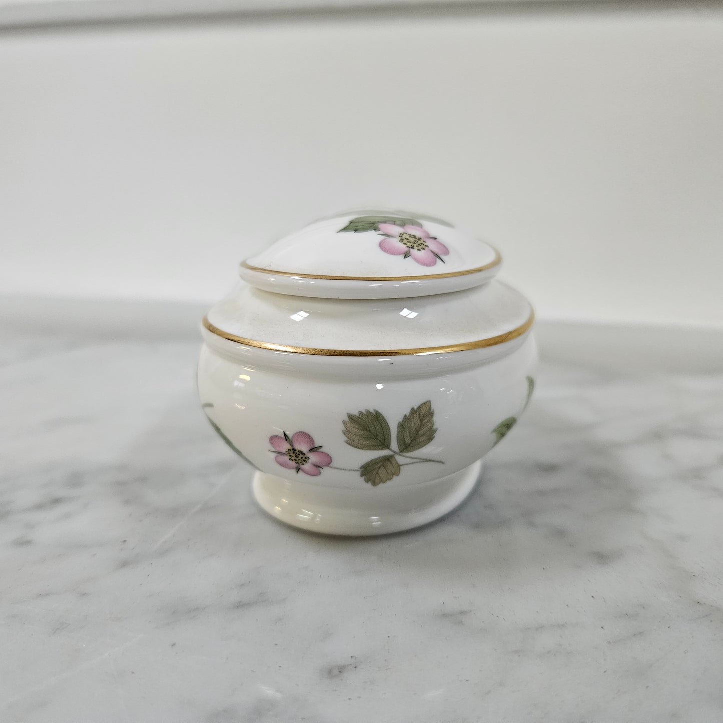 Charming Wedgwood lidded "Wild Strawberry" trinket box. In good original condition. Please see photos as they form part of the description. 