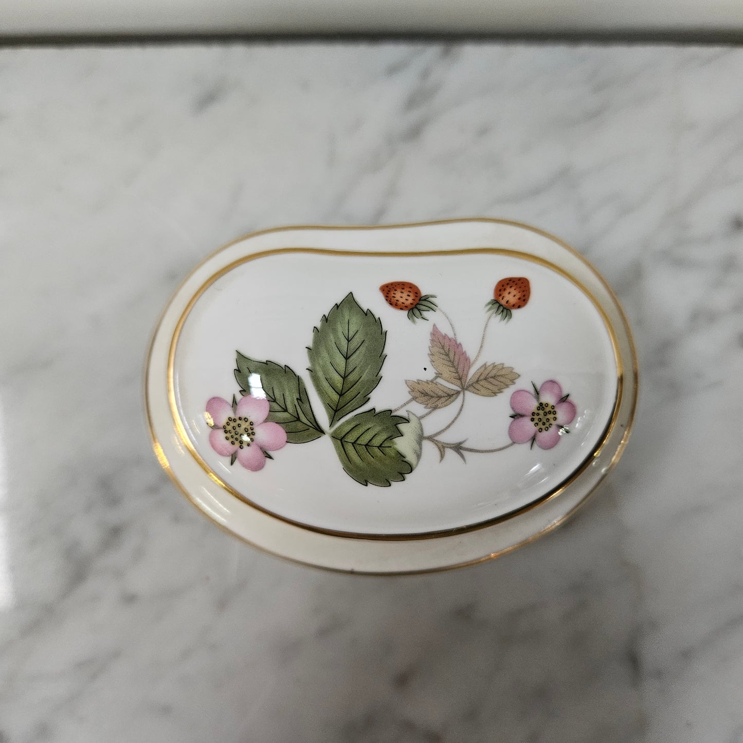 Charming Wedgwood lidded "Wild Strawberry" trinket box. In good original condition. Please see photos as they form part of the description. 