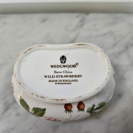 Charming Wedgwood lidded "Wild Strawberry" trinket box. In good original condition. Please see photos as they form part of the description. 