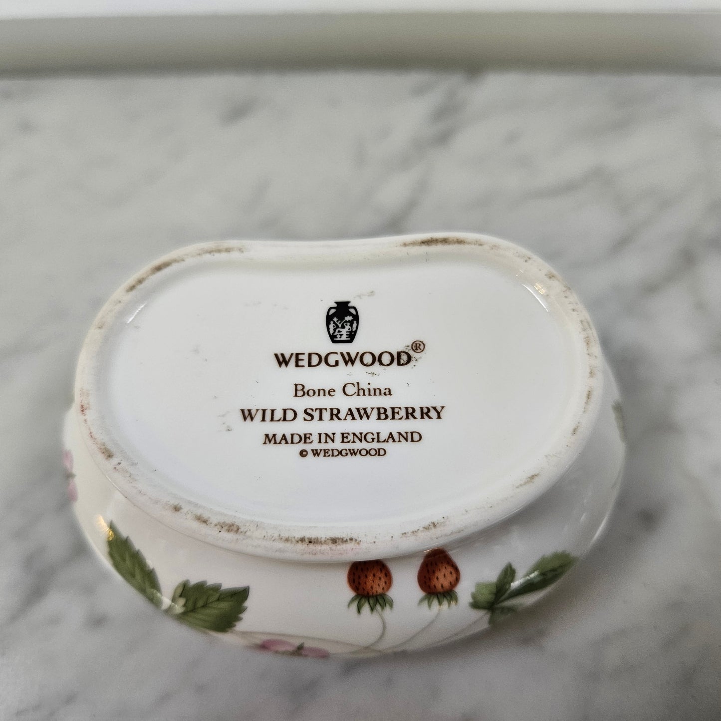 Charming Wedgwood lidded "Wild Strawberry" trinket box. In good original condition. Please see photos as they form part of the description. 
