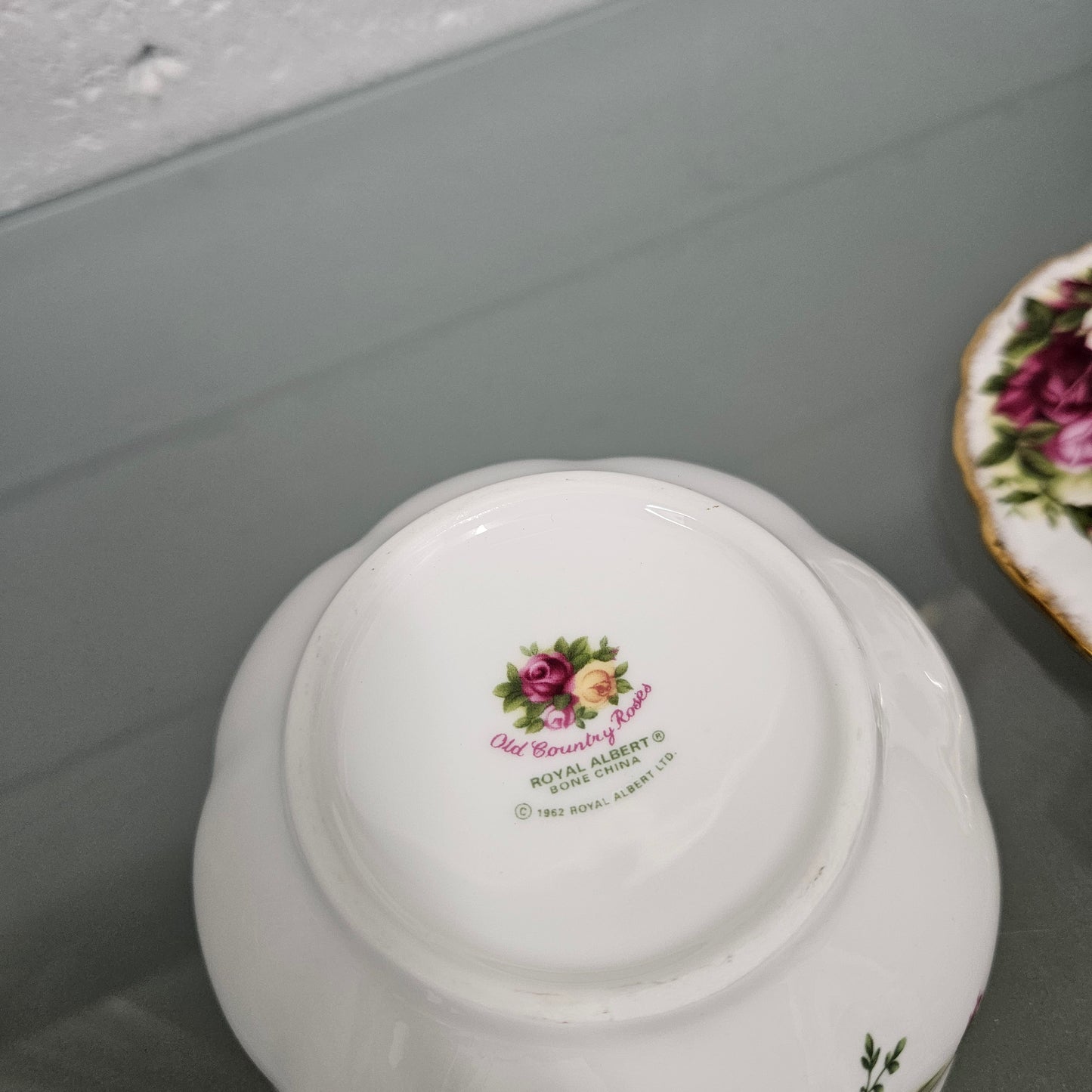 Royal Albert "Old Country Roses" small covered bowl.  Please see photos as they form part of the description.
