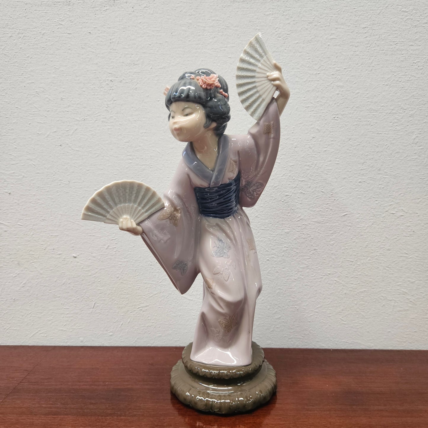 Stunning Lladro Geisha Dancing Girl with fans.