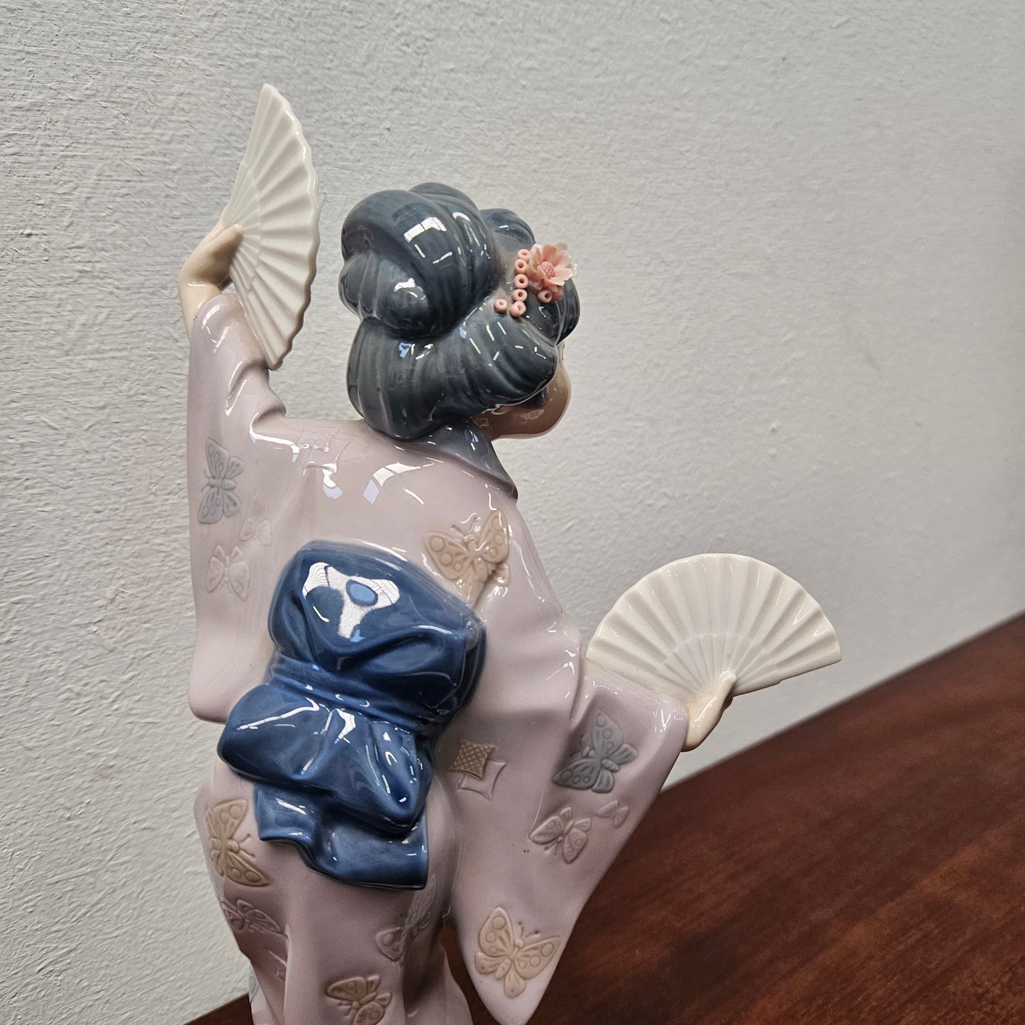 Stunning Lladro Geisha Dancing Girl with fans.