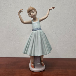 Lladro Figurine Ballerina "First Step Ballerina Girl"