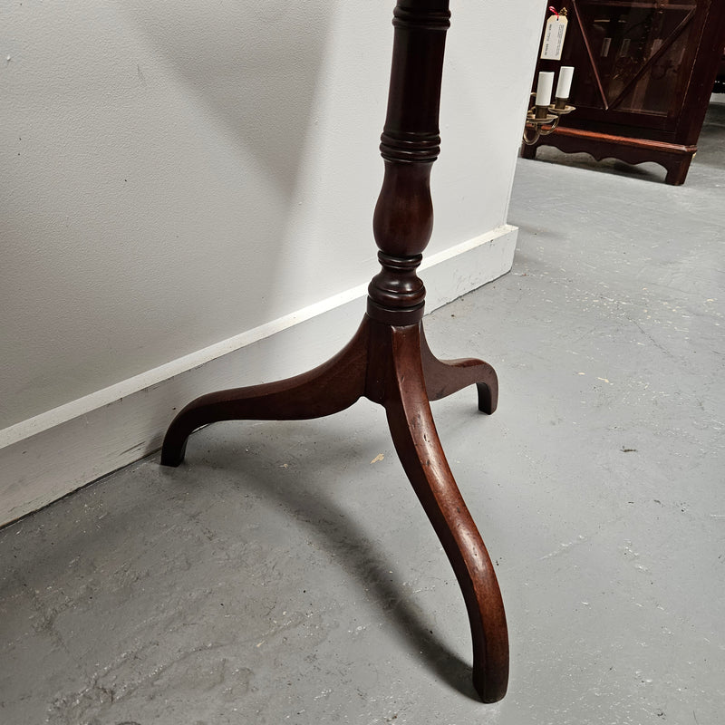 Lovely mahogany Regency wine table with three legs and a square top, it is in good original condition. Please see photos as they form part of the description.