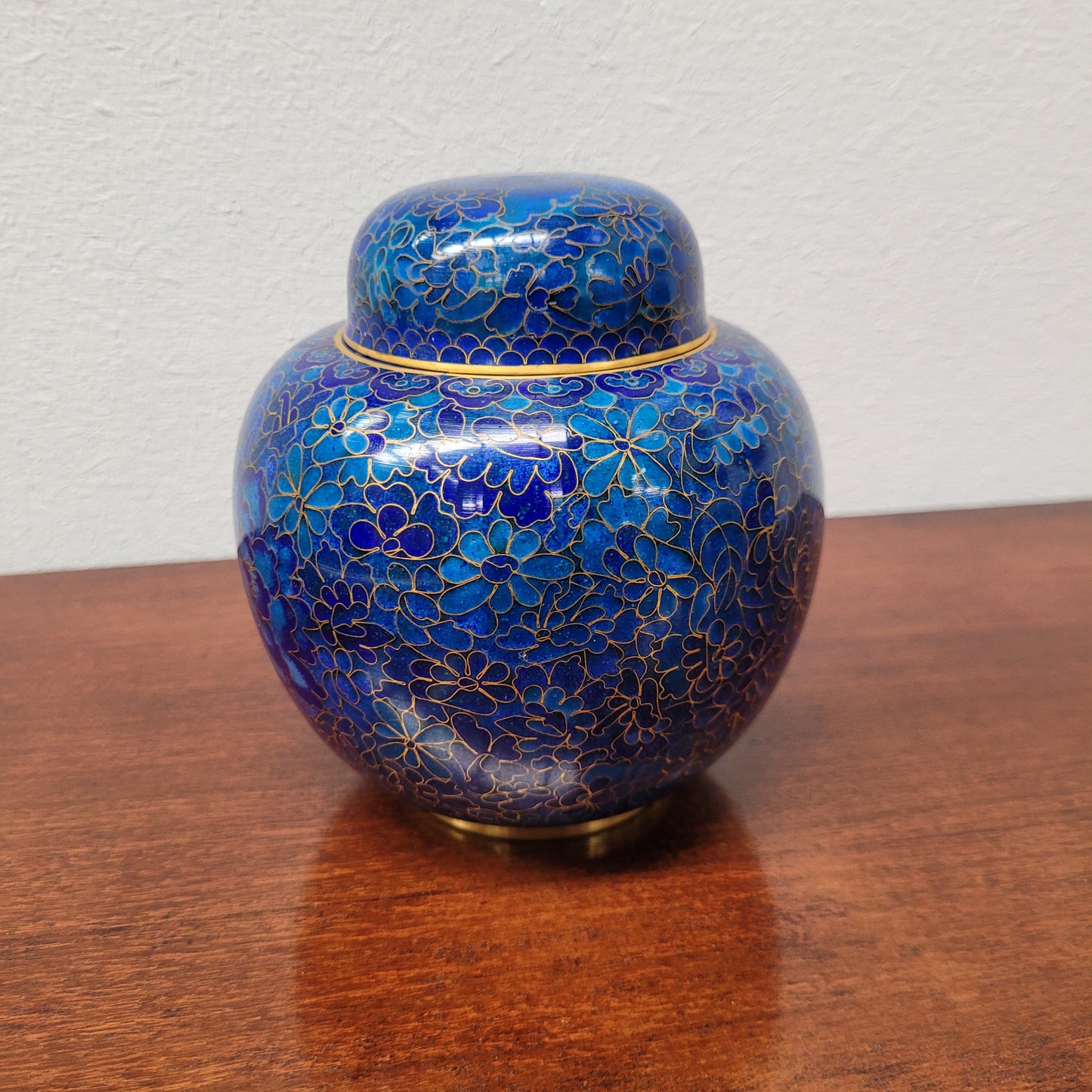 Delightful covered Ginger jar with cloisonné flowers in variants of blue. In very good condition.  Please see the photos as they form part of the description.