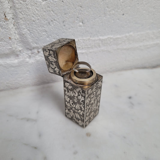 Stunning Sampson Moderna & Co silver scent bottle in a superbly engraved case from circa 1880. It is in good original condition for its age, the scent bottle does have a small chip around the rim