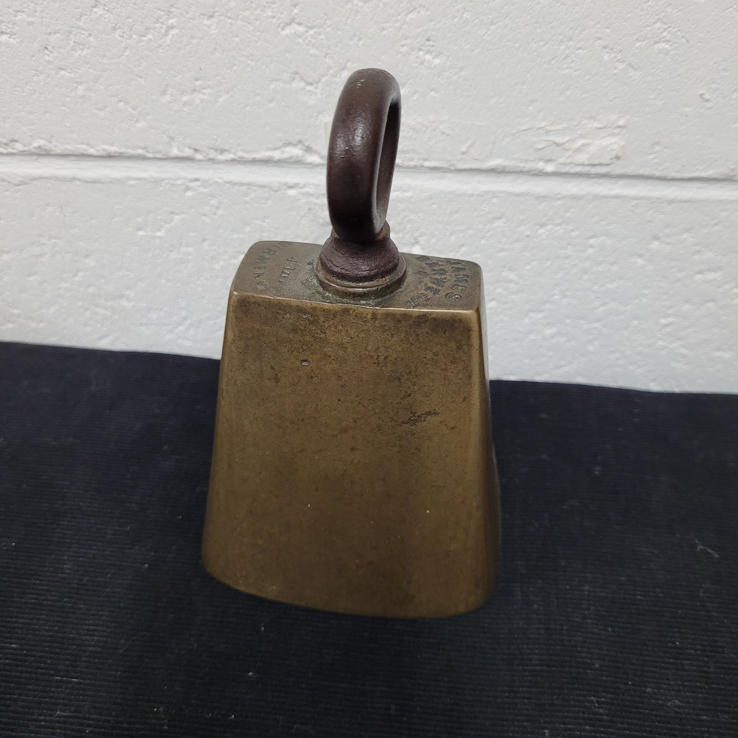 Antique James Barwell Birmingham cow bell. In good working condition and in good overall original condition. Please view photos as they help form part of the description.