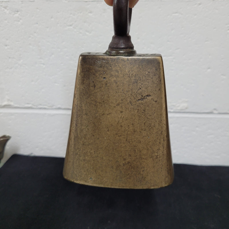 Antique James Barwell Birmingham cow bell. In good working condition and in good overall original condition. Please view photos as they help form part of the description.